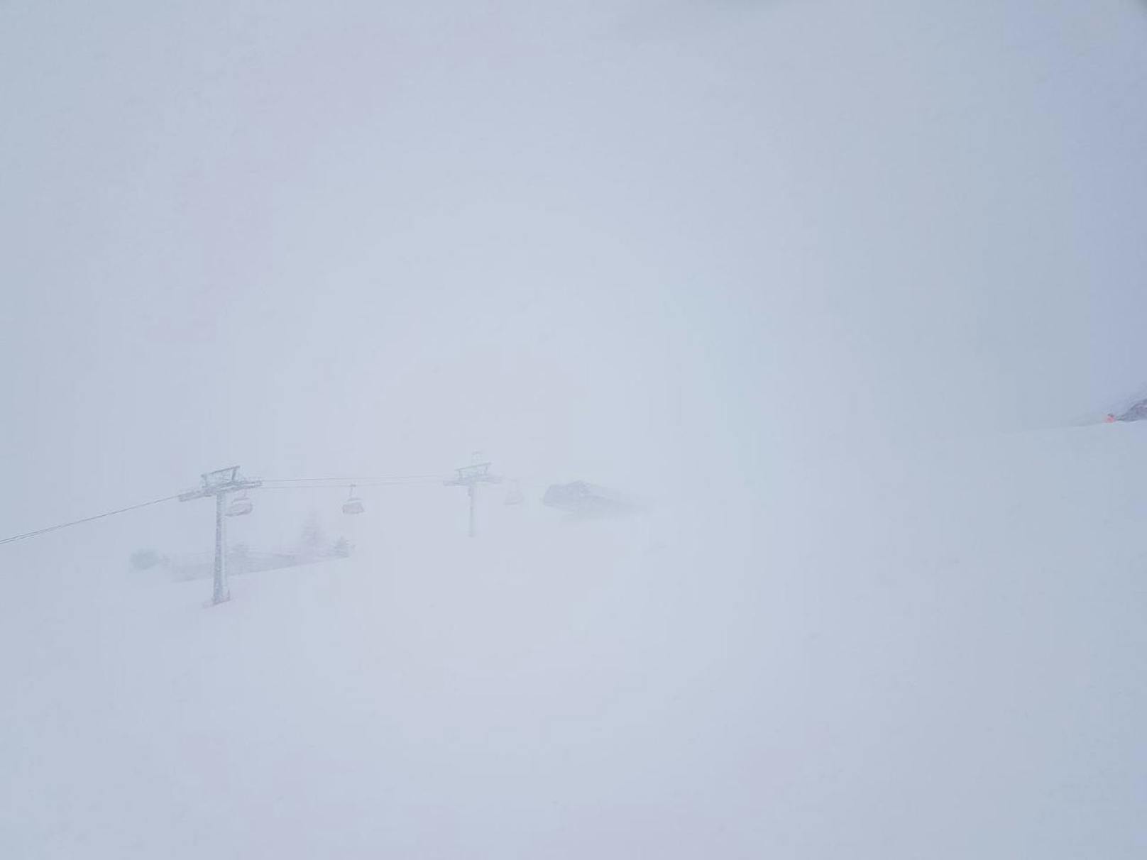 "Alle Lifte in Scheffau geschlossen. Zuerst schönes Wetter danach Nebel, Wind, Schnee und sogar ein Blitz gesichtet."