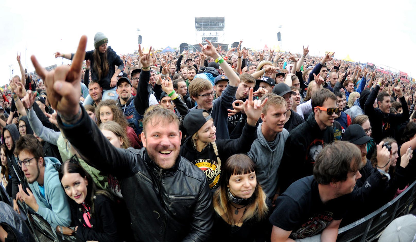 Besucher des Festivals während eines Konzertes der Band "Stone Sour" auf der "Blue Stage" im Rahmen des "Nova Rock 2018" Festivals am Donnerstag, 14. Juni 2018.