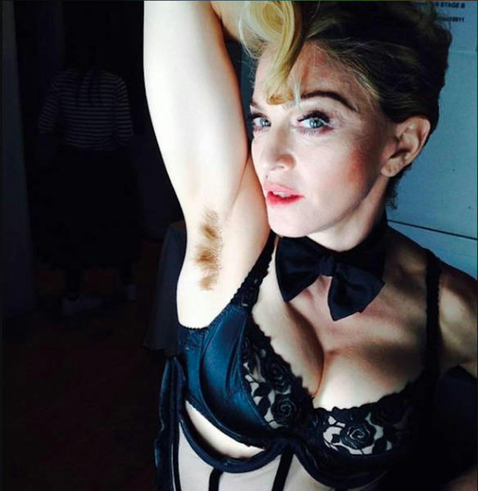 Madonna mit Achselbehaarung