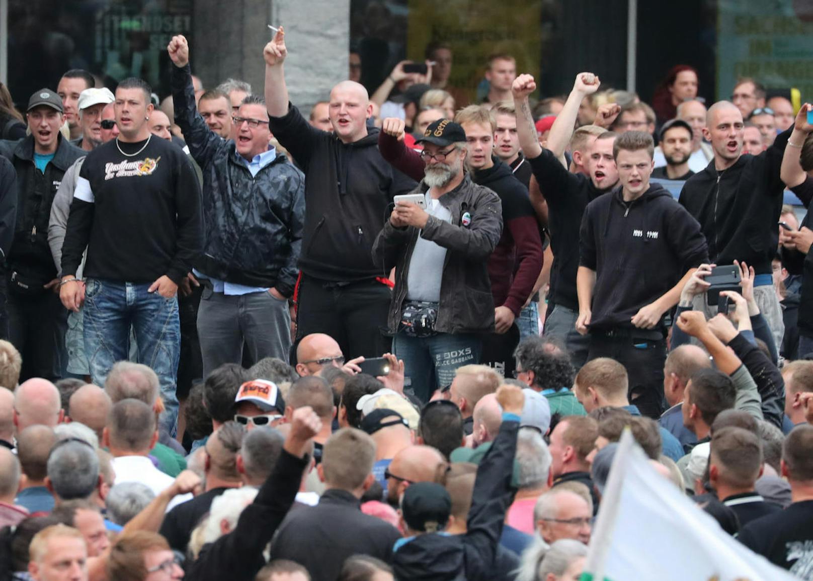 Rechtsextreme und Neonazis bei einer Kundgebung in Chemnitz am 27. August. Nach dem Tod eines jungen Mannes bei einer Messerstecherei waren Tausende Rechtsextreme und Neonazis in Chemnitz aufmarschiert. Es kam zu Auseinandersetzungen mit Gegendemonstranten und mindestens zehn Anzeigen wegen Wiederbetätigung durch Hitlergruß.