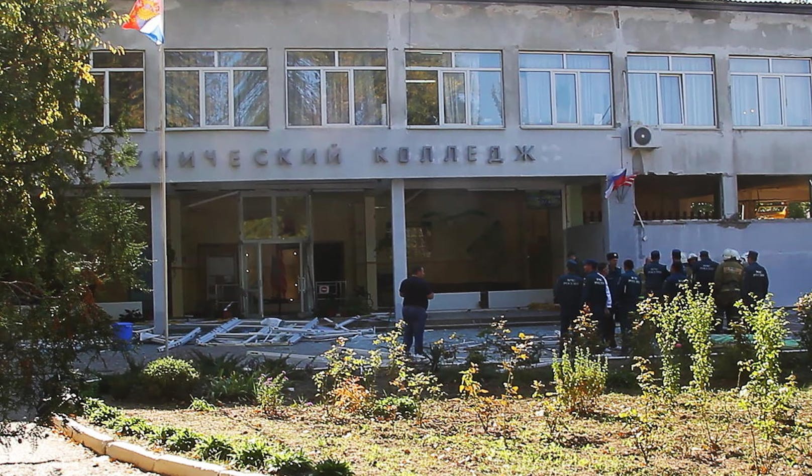 Bei einer Explosion in einer Schule auf der von Russland annektierten Halbinsel Krim sind mindestens zehn Menschen getötet worden.