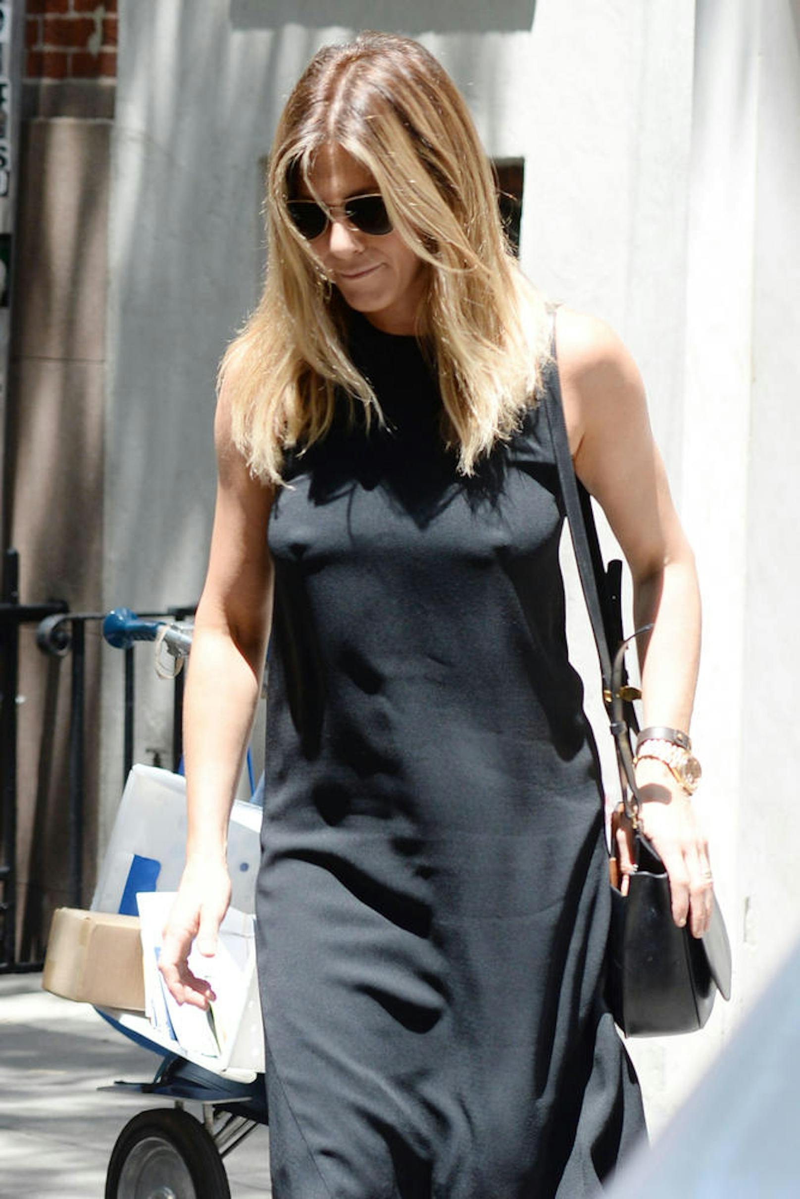 Jennifer Aniston trägt keinen BH.