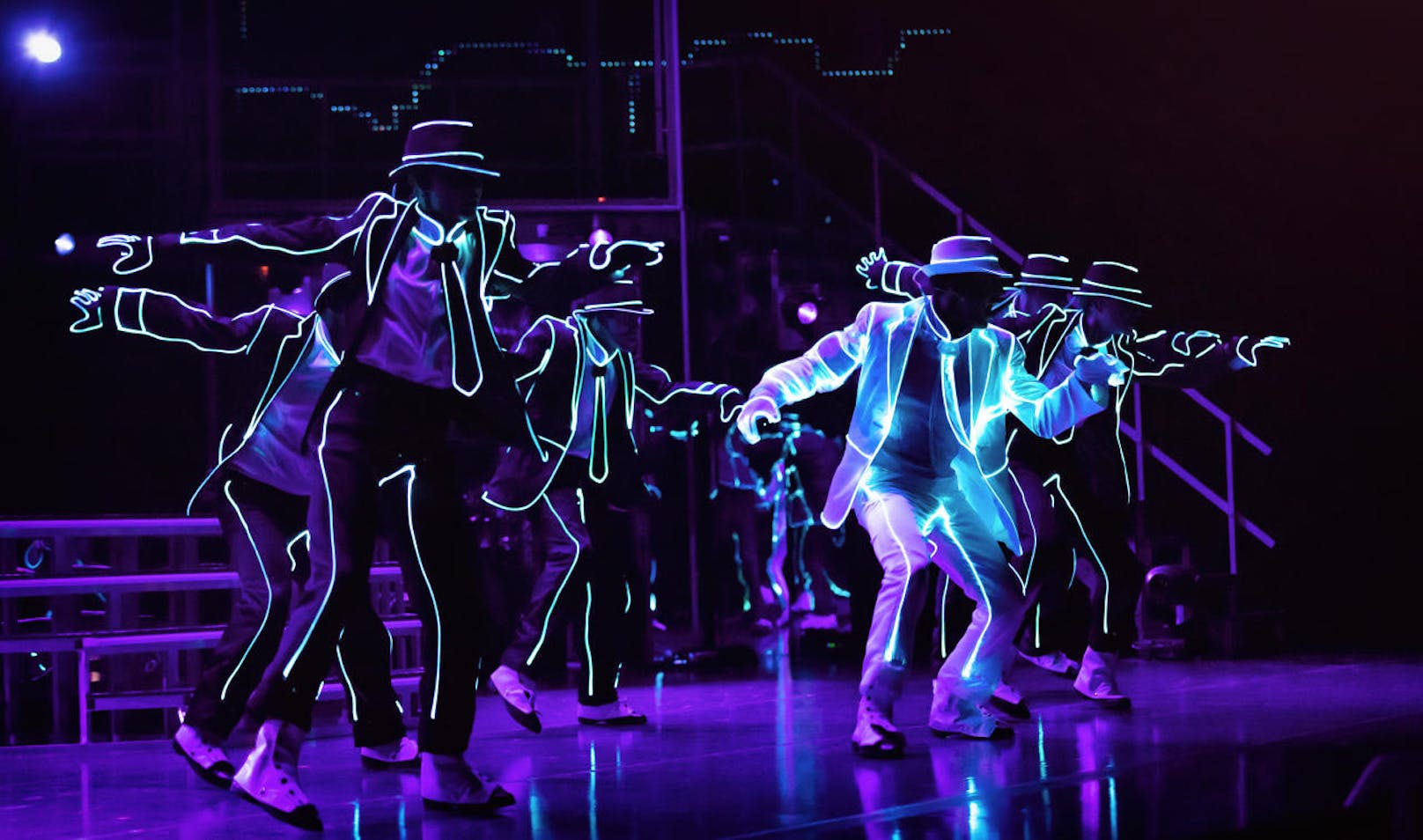 "Smooth Criminal", cool performt in "Beat It!"