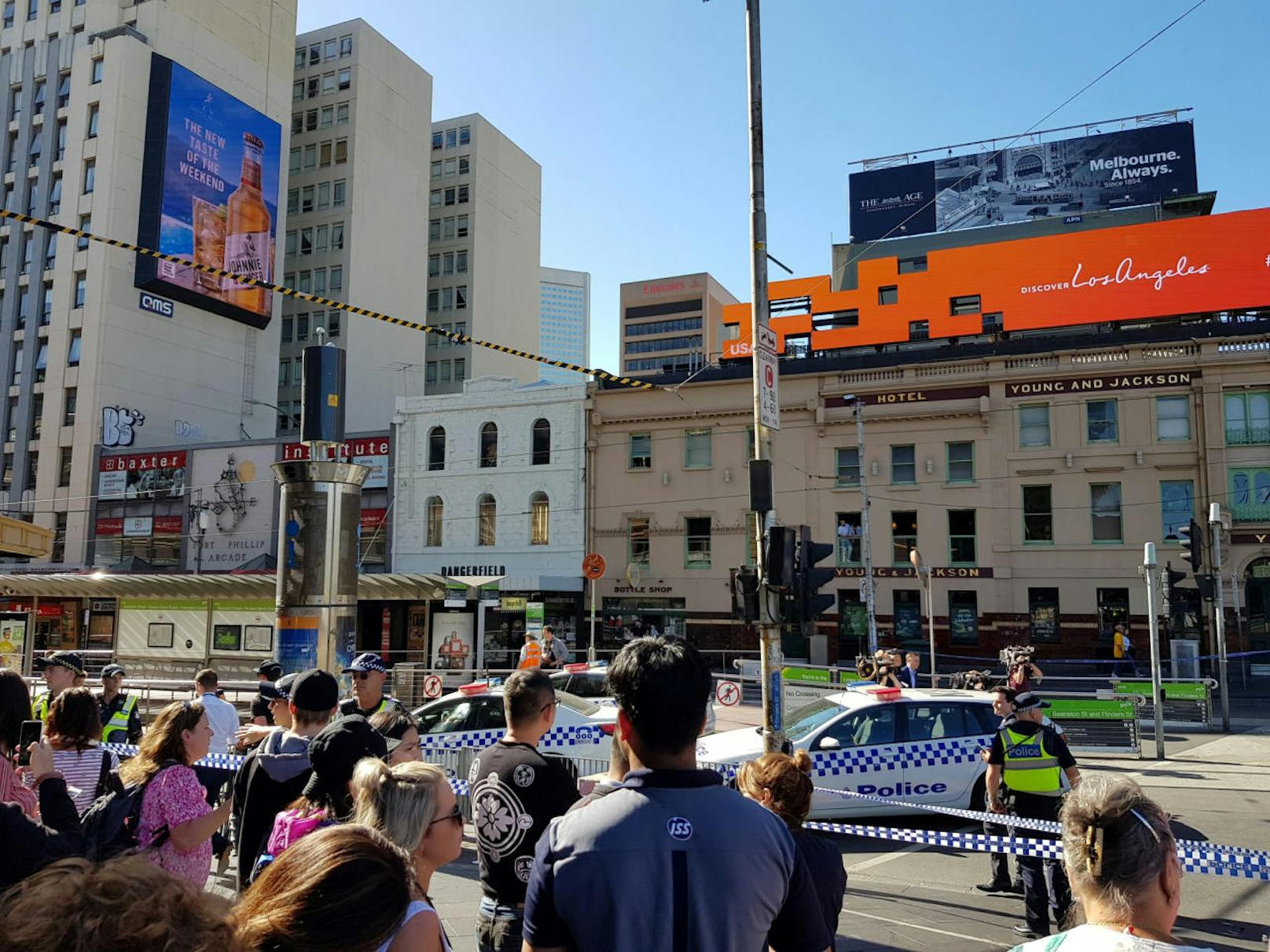 Aus Sicherheitsgründen hat die Polizei die Bewohner dazu aufgerufen, den Bereich um die Flinders Street zu meiden.