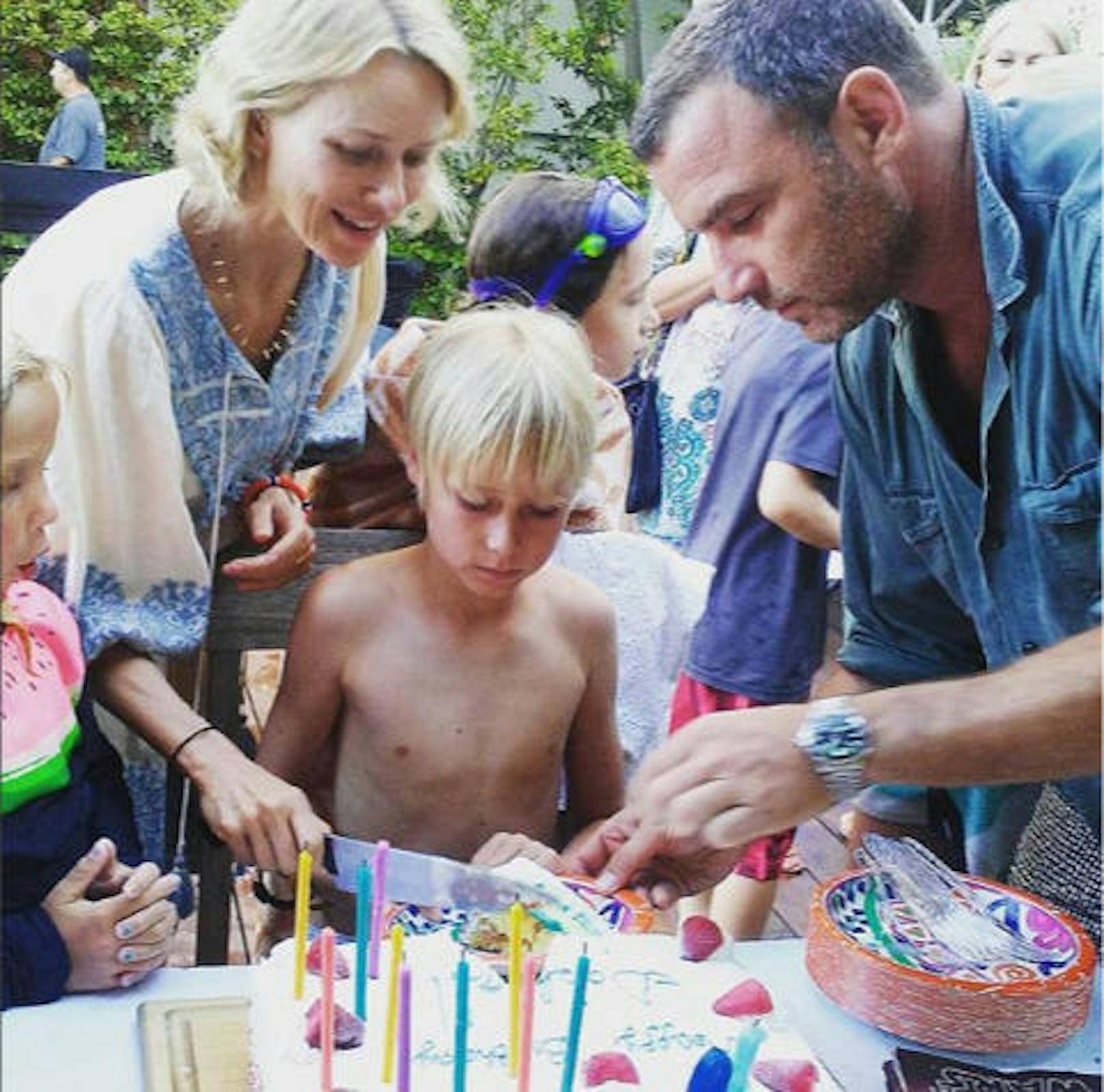 "Nur einige Dinge, für die ich dankbar bin", schrieb Schauspieler Liev Schreiber zu diesem Foto, das ihn mit seiner Ex-Frau Naomi Watts und ihren Kindern zeigt.