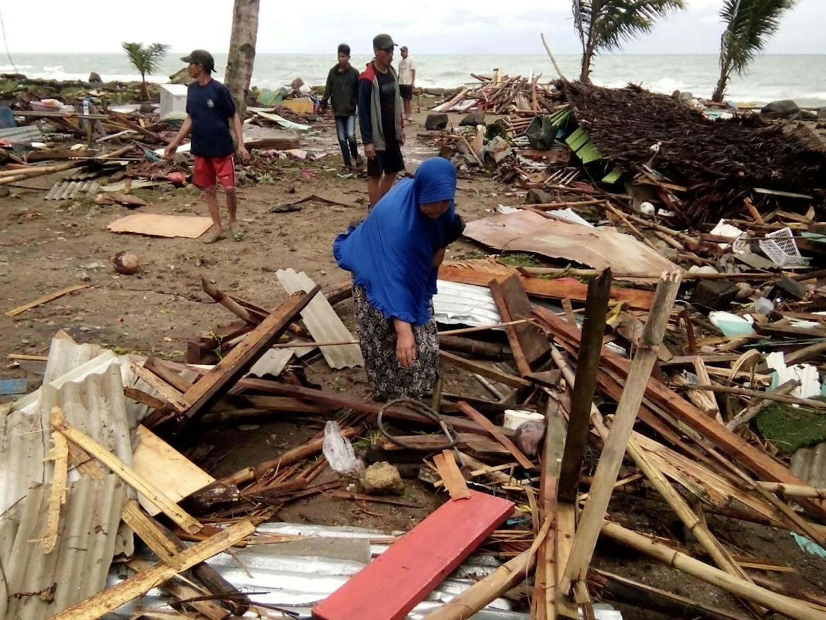 Erst vor einer Woche hatte eine Tsunami-Flutwelle nach einem Vulkanausbruch die indonesischen Inseln Sumatra und Java getroffen. Viele Menschen haben alles verloren.