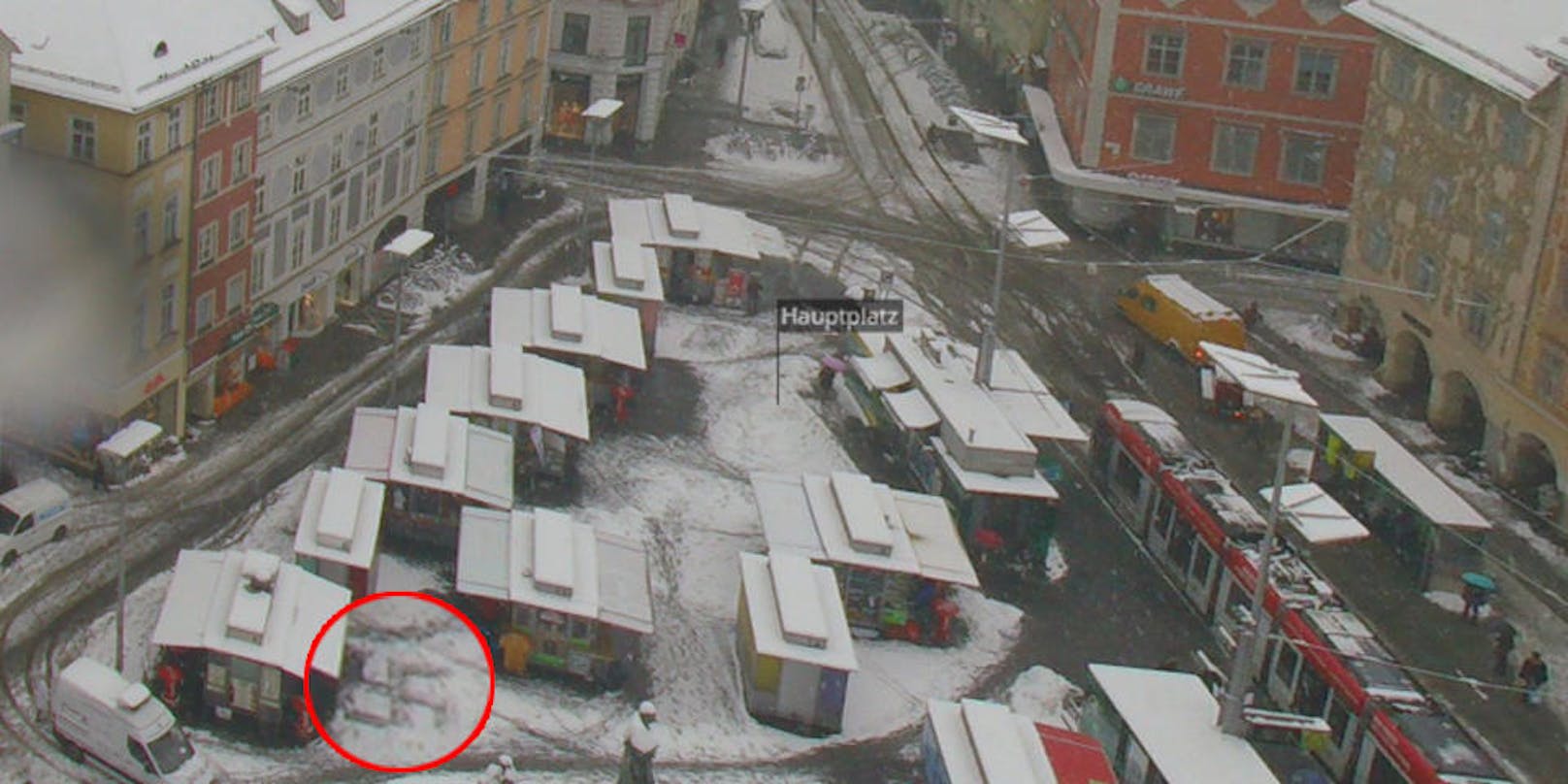 Mitten am Hauptplatz wurde das Nazi-Symbol in den Schnee gemalt.