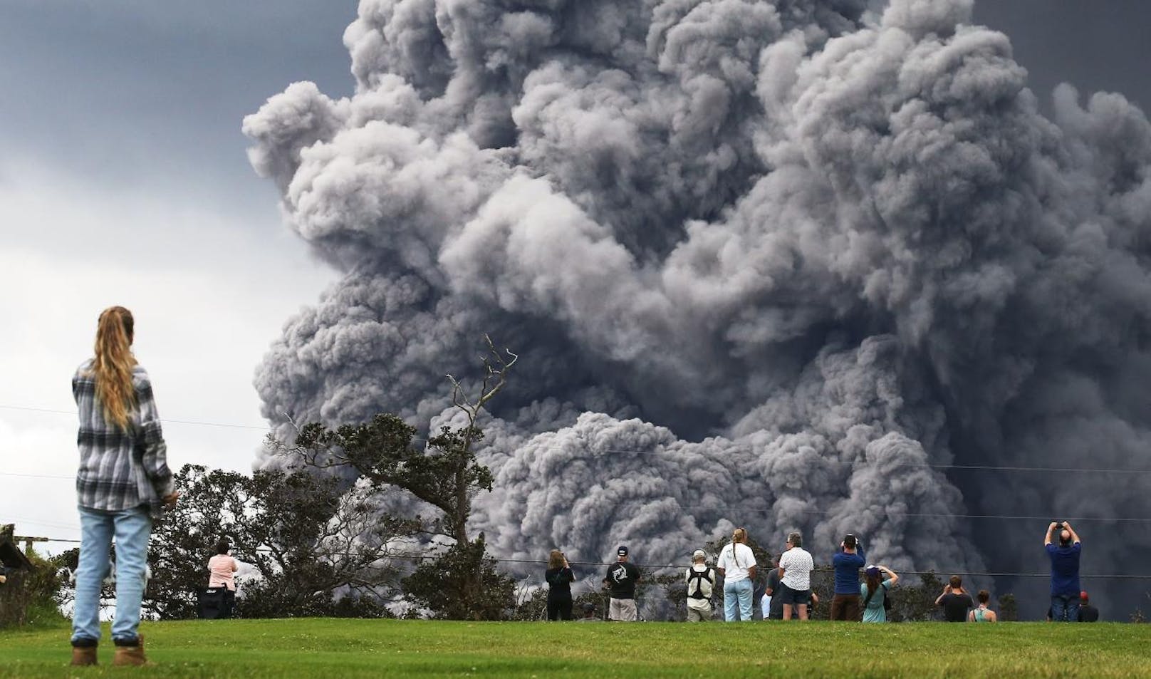 Wegen einer riesigen Aschewolke des Vulkans Kilauea haben die Behörden von Hawaii für die Umgebung erneut Alarmstufe rot ausgerufen.