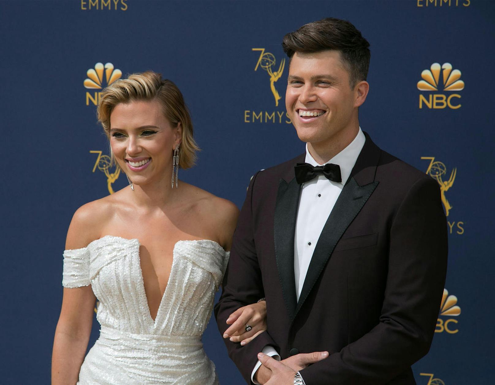 Scarlett Johansson und Colin Jost bei den Primetime Emmy Awards in Los Angeles am 17. September 2018. 