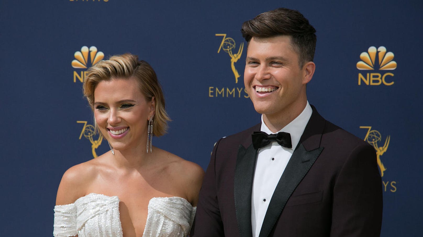 <strong>Scarlett Johansson</strong> und <strong>Colin Jost</strong> bei den Primetime Emmy Awards in Los Angeles am 17. September 2018. 
