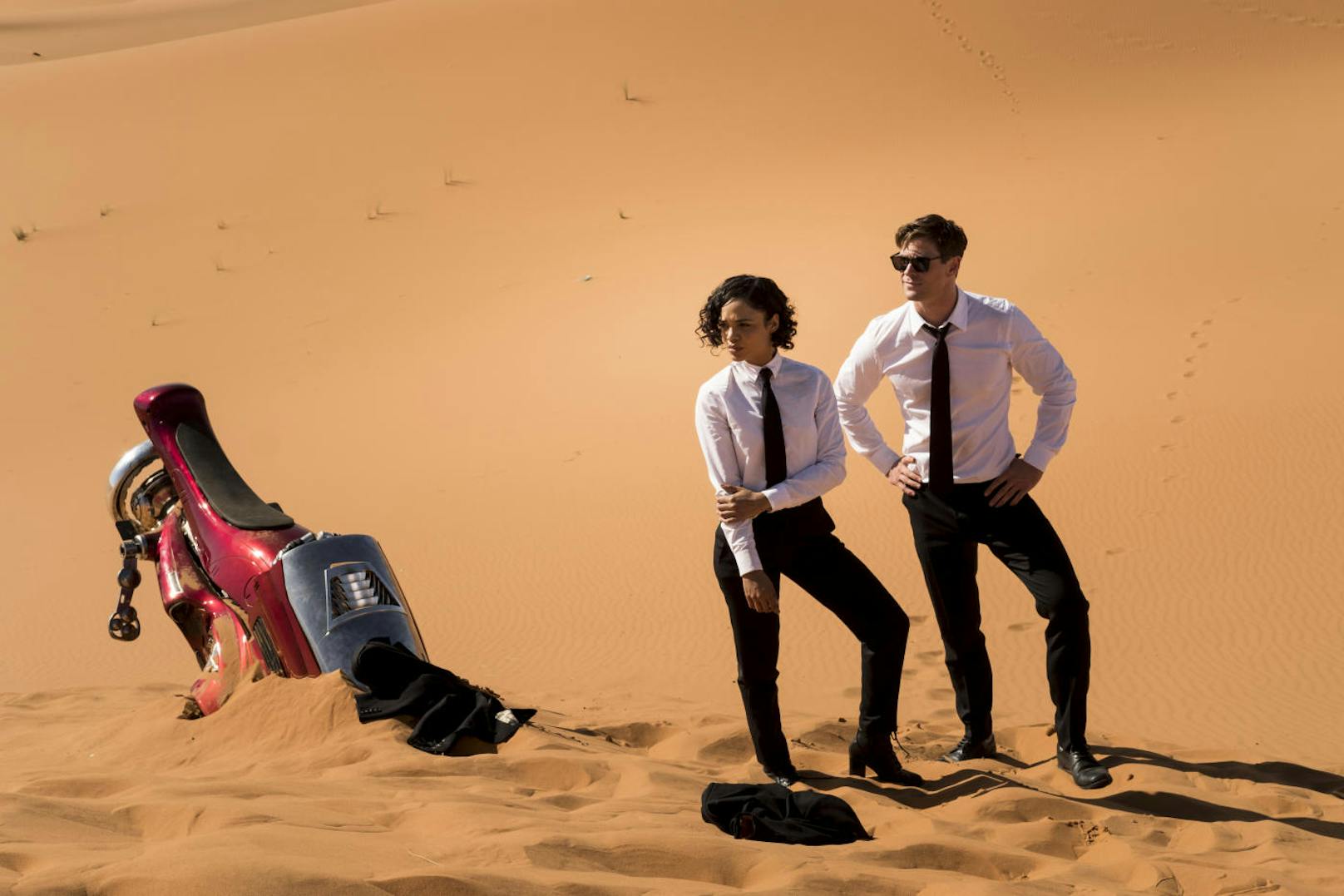 Agent M (Tessa Thompson) und Agent H (Chris Hemsworth) stranden in der Wüste. 