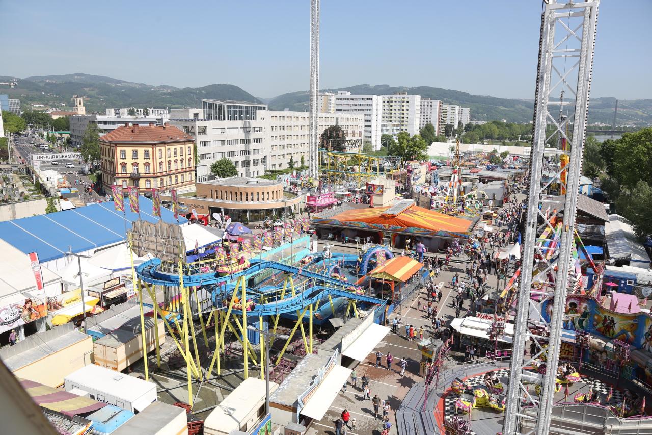Vom Riesenrad aus den Urfahrmarkt im Blick. Highlight wird heuer der 80 Meter hohe "Skyfall" sein.