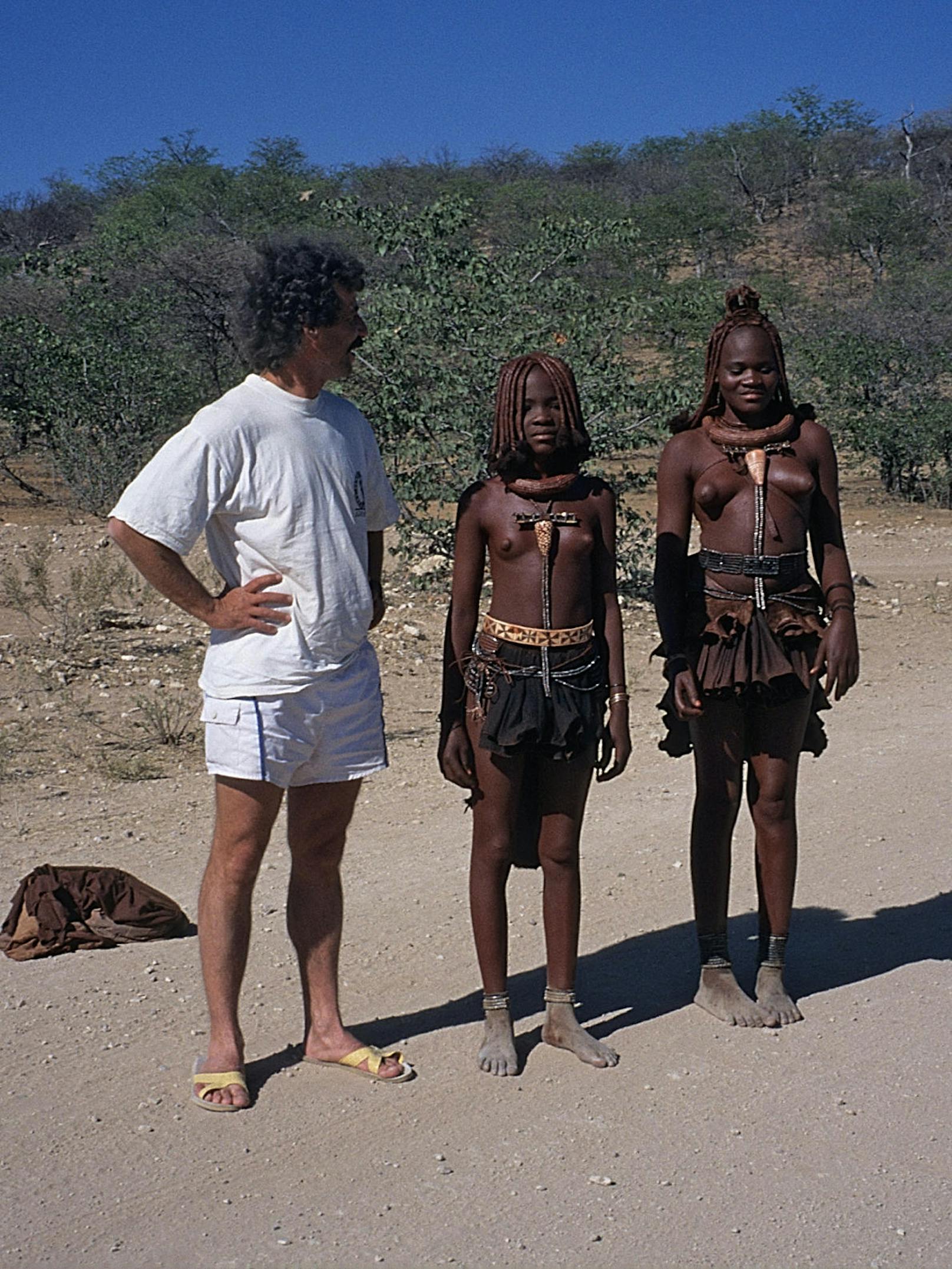 Geri Winkler mit den Himba-Mädchen.