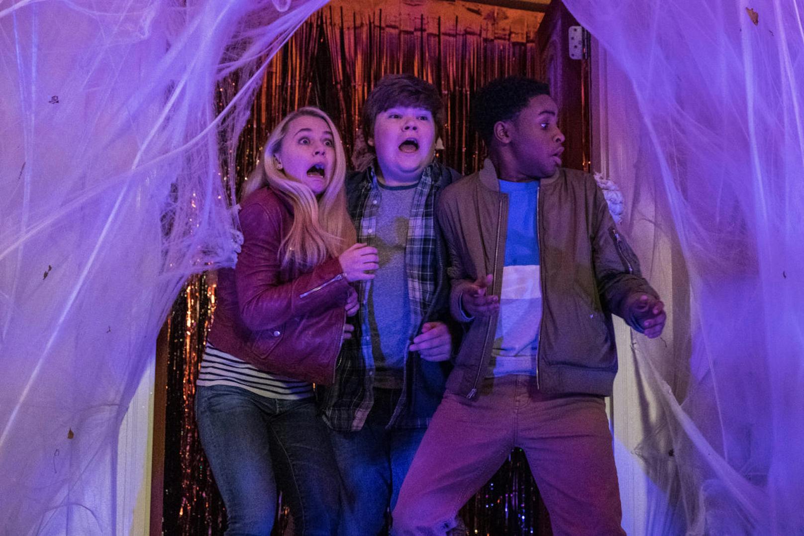 Sarah (Madison Iseman), Sonny (Jeremy Ray Taylor) und Sam (Caleel Harris) fürchten sich vor den Halloween-Monstern.