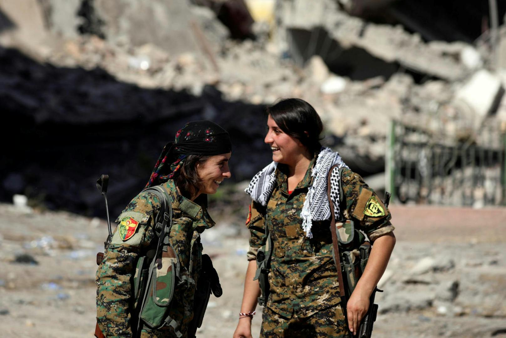 Besonders bitter für die Dschihadisten: Auch zahlreiche Frauen kämpften auf Seite der siegreichen Allianz.