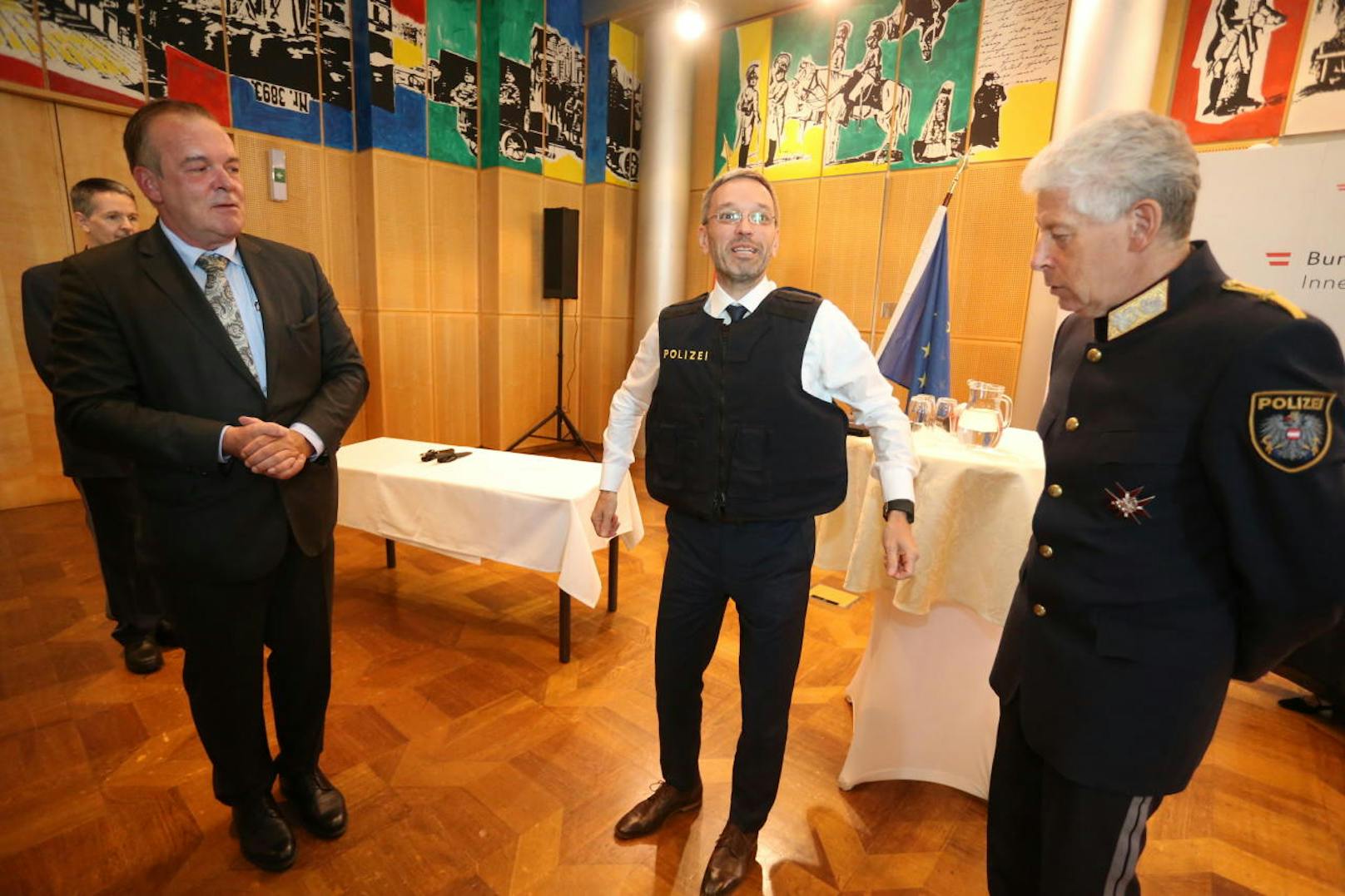 v.l.n.r. im Bild: Deutschland-CEO der Herstellerfirma Sioen Ballistics, Jörg Vois, Innenminister Herbert Kickl (FPÖ) und Landespolizeivizepräsident Michael Lepuschitz.
