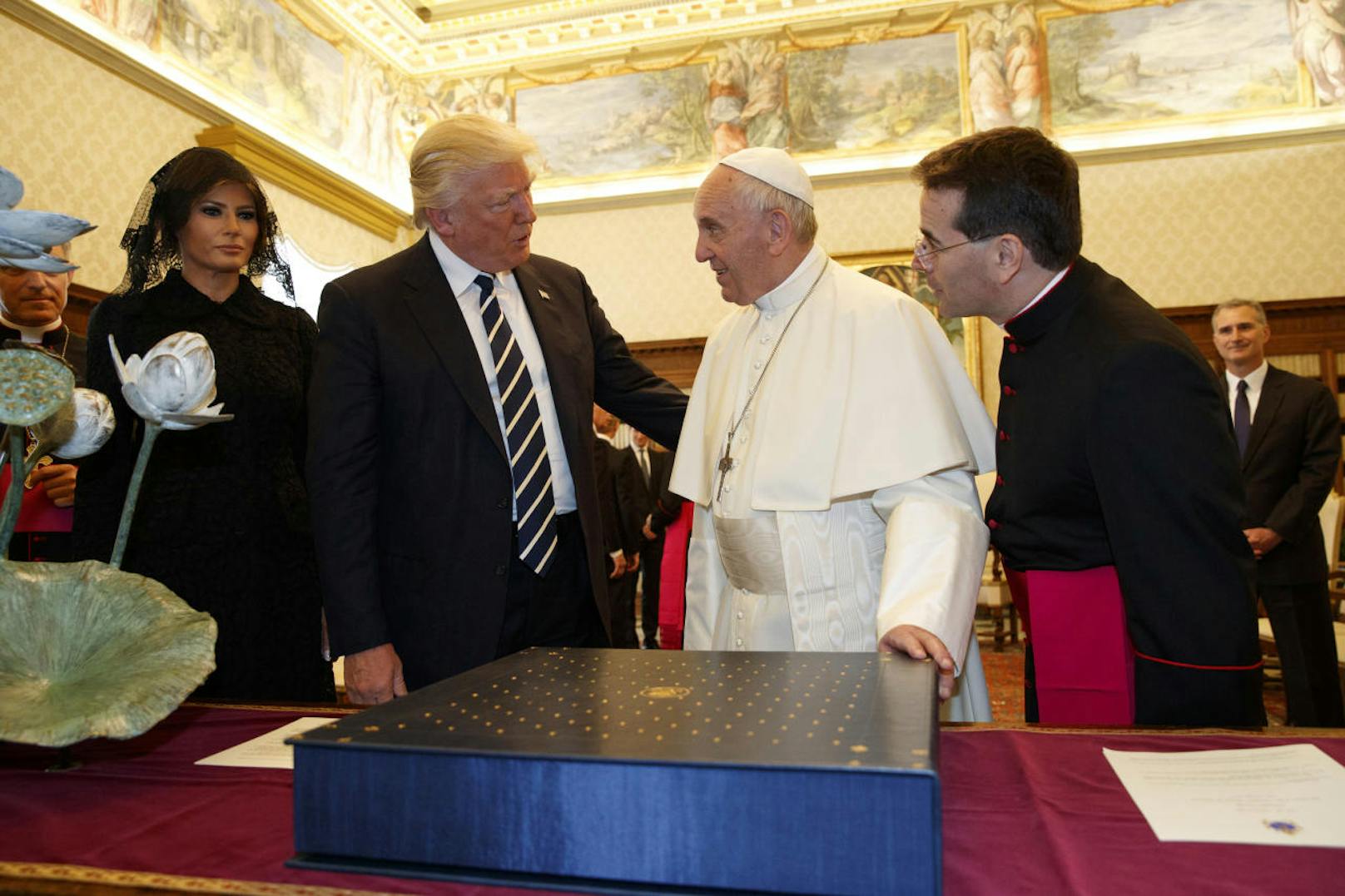 Donald Trump mit Melania Trump und Papst Franziskus im Mai 2017.