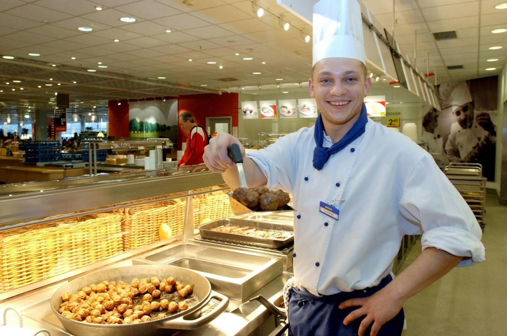 Ein Mitarbeiter des Berliner Ikea-Restaurants präsentiert gut gelaunt seine Köttbullars.