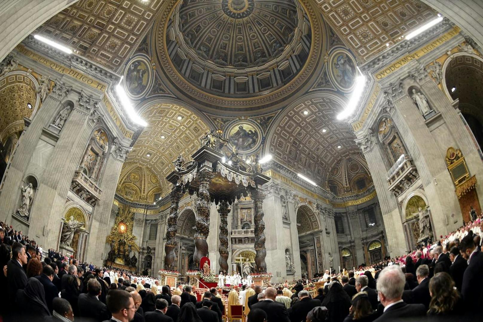 Der Papst betete im prunkvollen Petersdom für Flüchtlinge.