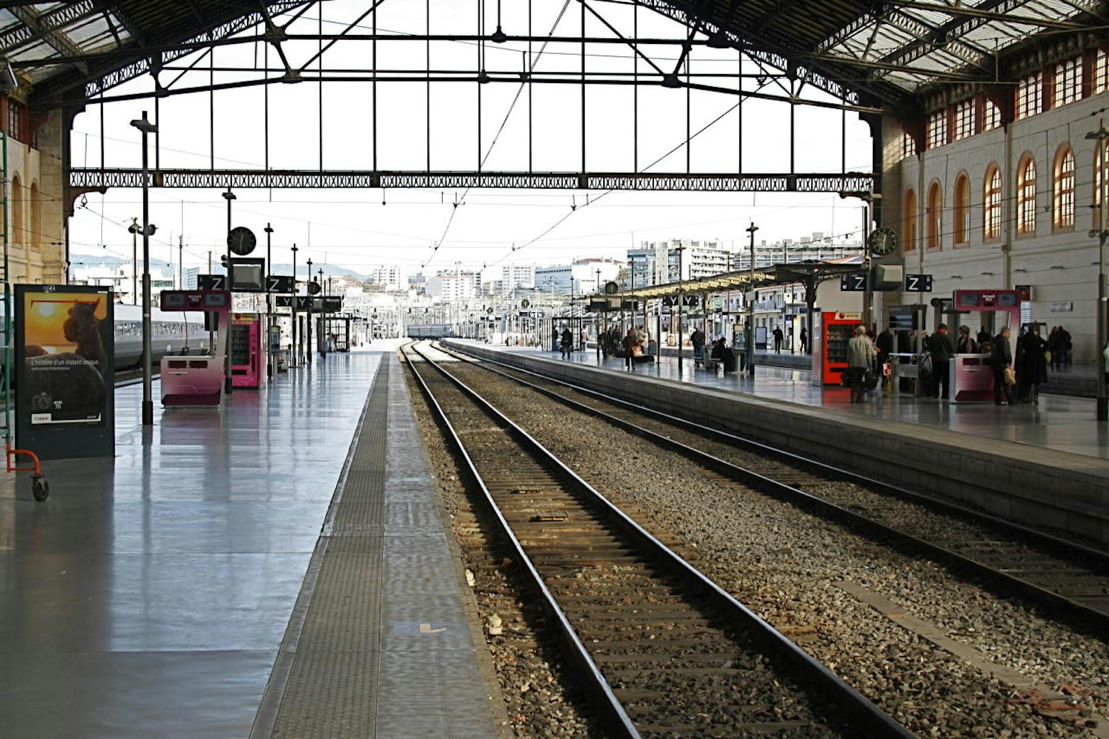 Ein Unbekannter hat am Sonntagnachmittag mit einem Messer wahllos auf Passanten am Hauptbahnhof der französischen Metropole Marseilles eingestochen (1. Oktober).