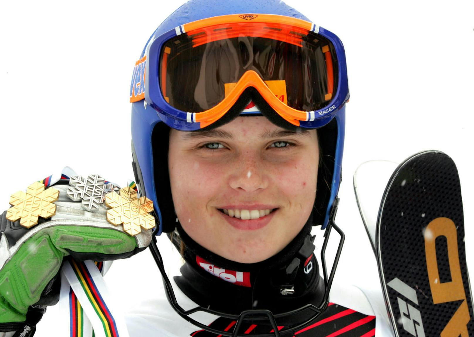 Fenninger kämpfte sich über den Europacup zurück. Auch im Weltcup ging sie 2008 wieder an den Start und holte mit Rang vier in der Super-Kombi von St. Anton ihr erstes Spitzenresultat. Außerdem räumte Anna bei der Junioren-WM groß ab, eroberte zwei Mal Gold und eine Silberne.