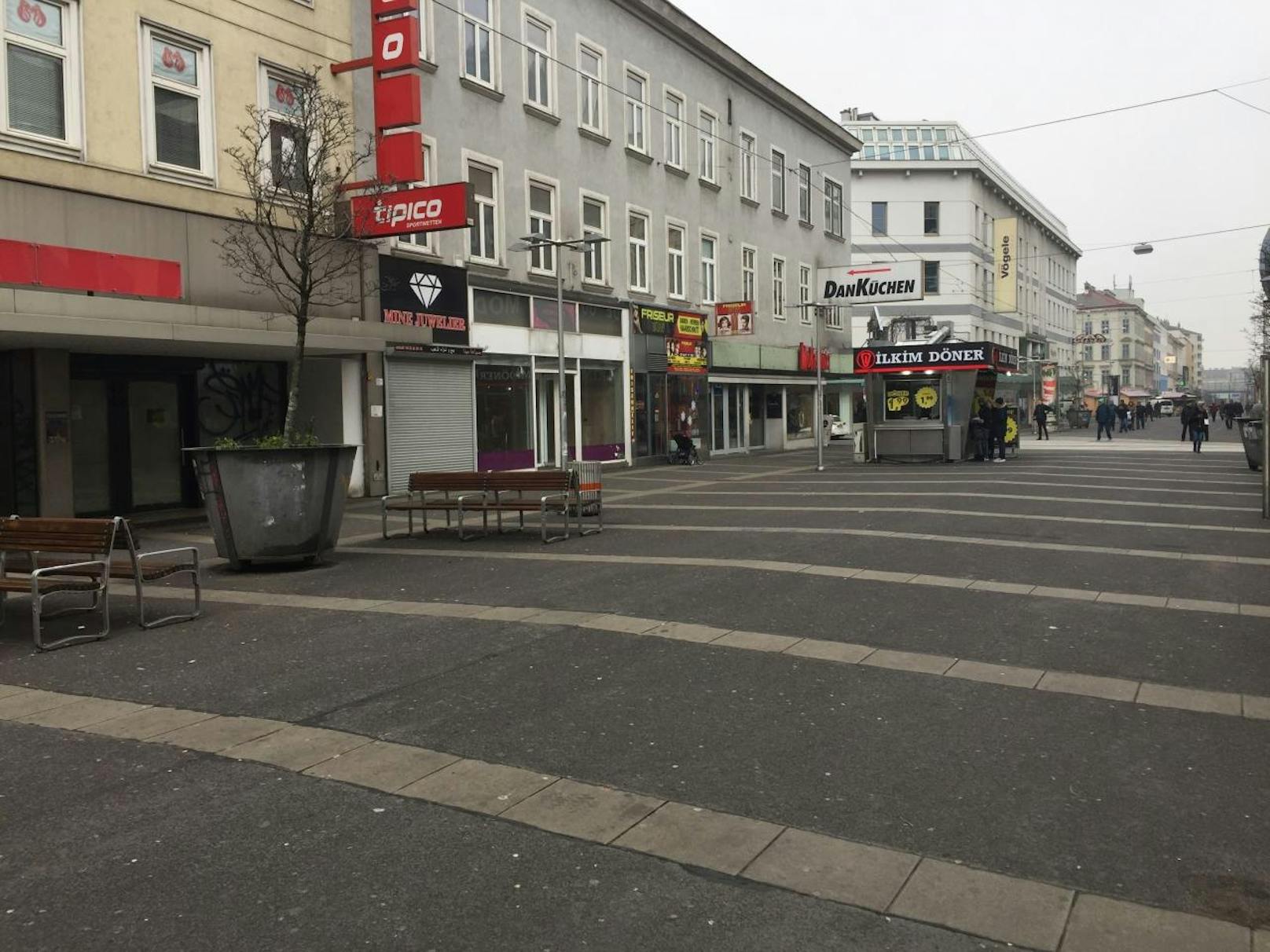 <b>Mann in Favoriten erstochen</b>
Anfang Dezember haben zwei unbekannte Täter einen 33-Jährigen in Wien auf offener Straße angegriffen und tödlich verletzt. Der Mann war in Gesellschaft seiner 44-jährigen Begleiterin, einer Kroatin, gegen 22.10 Uhr auf der Favoritenstraße zu Fuß unterwegs, als zwei schwarz bekleidete Männer auf sie zuliefen und begannen, wortlos auf den 33-Jährigen einzuschlagen. Die Frau wurde nicht körperlich attackiert. "Sie sagte aus, dass sie mit ihrem Bekannten spazieren war", so Polizeisprecher Paul Eidenberger.
Die Hintergründe der Tat sind noch völlig unklar. Dem Opfer wurden keine Wertgegenstände geraubt. Die Polizei ermittelt wegen Mordverdachts - und bittet um Hinweise unter 01/31310-33800.