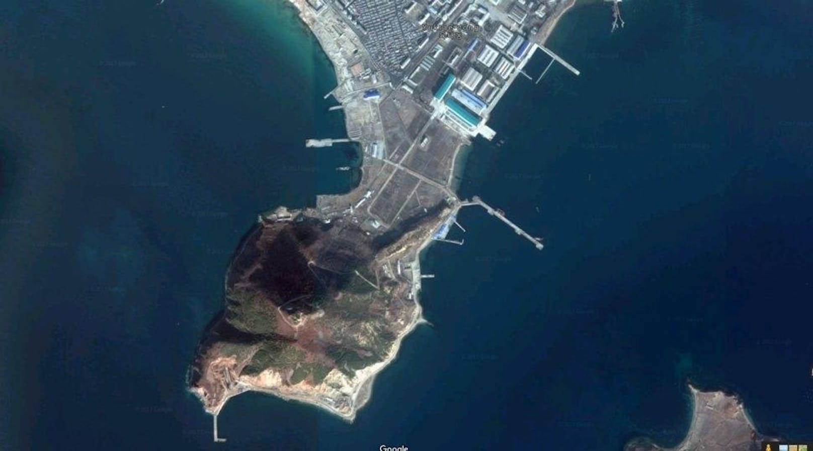 Bewegungen auf dem Hafengelände der Stadt Sinpo: Nordkorea könnte eine ballistische Rakete in Stellung bringen.