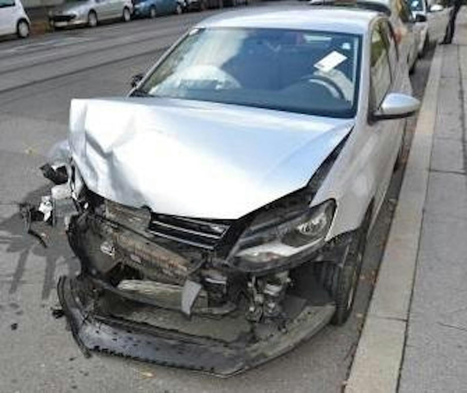 Der VW Polo nach dem Unfall. 