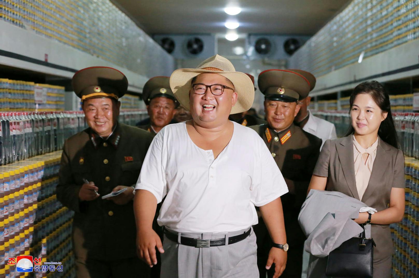 ... Kim (hier mit seiner Frau) zufrieden zu sein - ganz offensichtlich zur Erleichterung seiner Generäle.