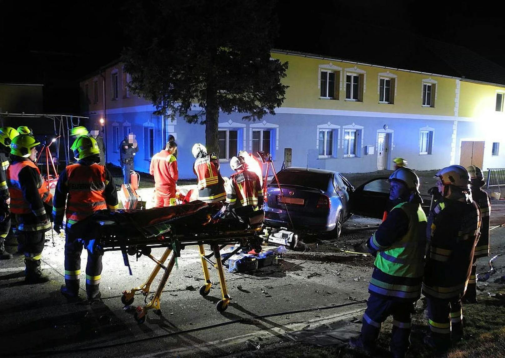 Bei dem Unfall zog sich der 31-Jährige lebensgefährliche Verletzungen zu. Nach der medizinischen Erstversorgung an der Unglücksstelle wurde er mit dem Notarzthubschrauber "Christophorus 2" in das Krankenhaus St. Pölten geflogen.