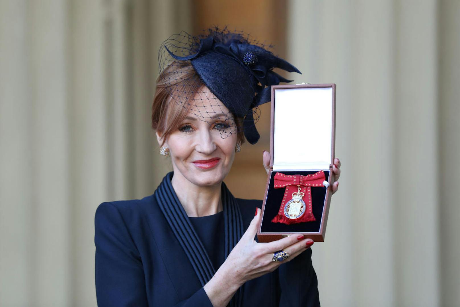 <b>J.K. Rowling</b> erhält während einer Zeremonie im Buckingham Palace einen royalen Orden überreicht.