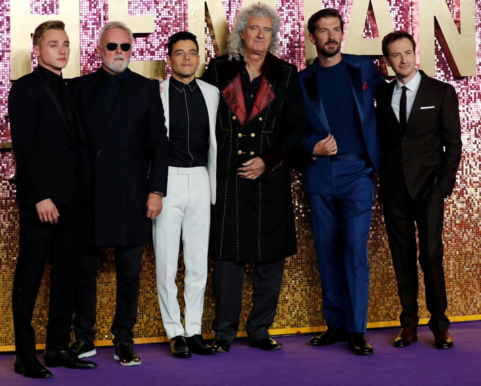 Ben Hardy, Rami Malek, Gwilym Lee und Joe Mazzello posieren mit den Queen-Mitgliedern Roger Taylor und Brian May
