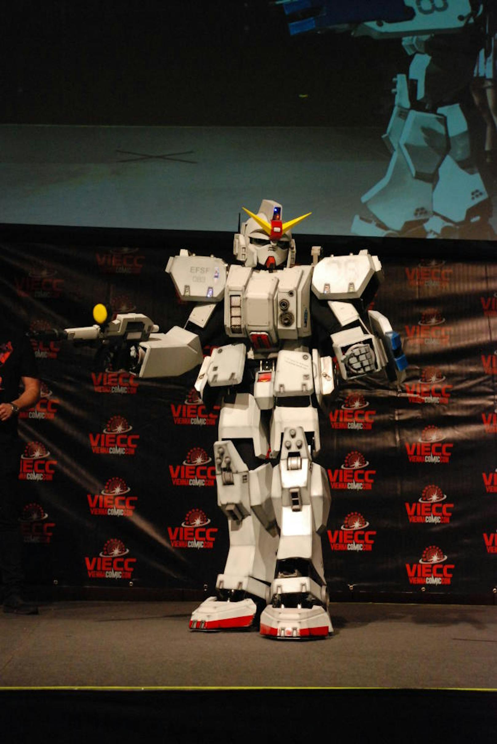 Beim Namen zeigt Gundams Cosplayer nicht viel Kreativität, dafür beim Kostüm umso mehr 

Cosplayer Gundam RX 79
verkleidet als Gundam von Gundam MS08 Team
Kategorie Armor