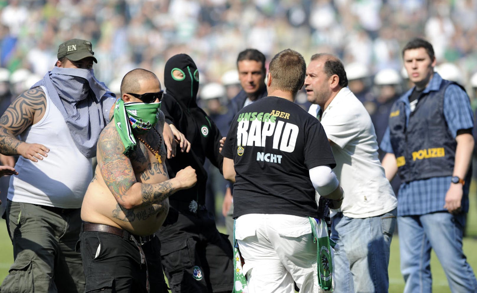 22. Mai 2011: Hier ist das Gesicht des Abbruch-Derbys. Der entblößte Panathinaikos-Hooligan wurde als "Hass-Grieche" bekannt. 