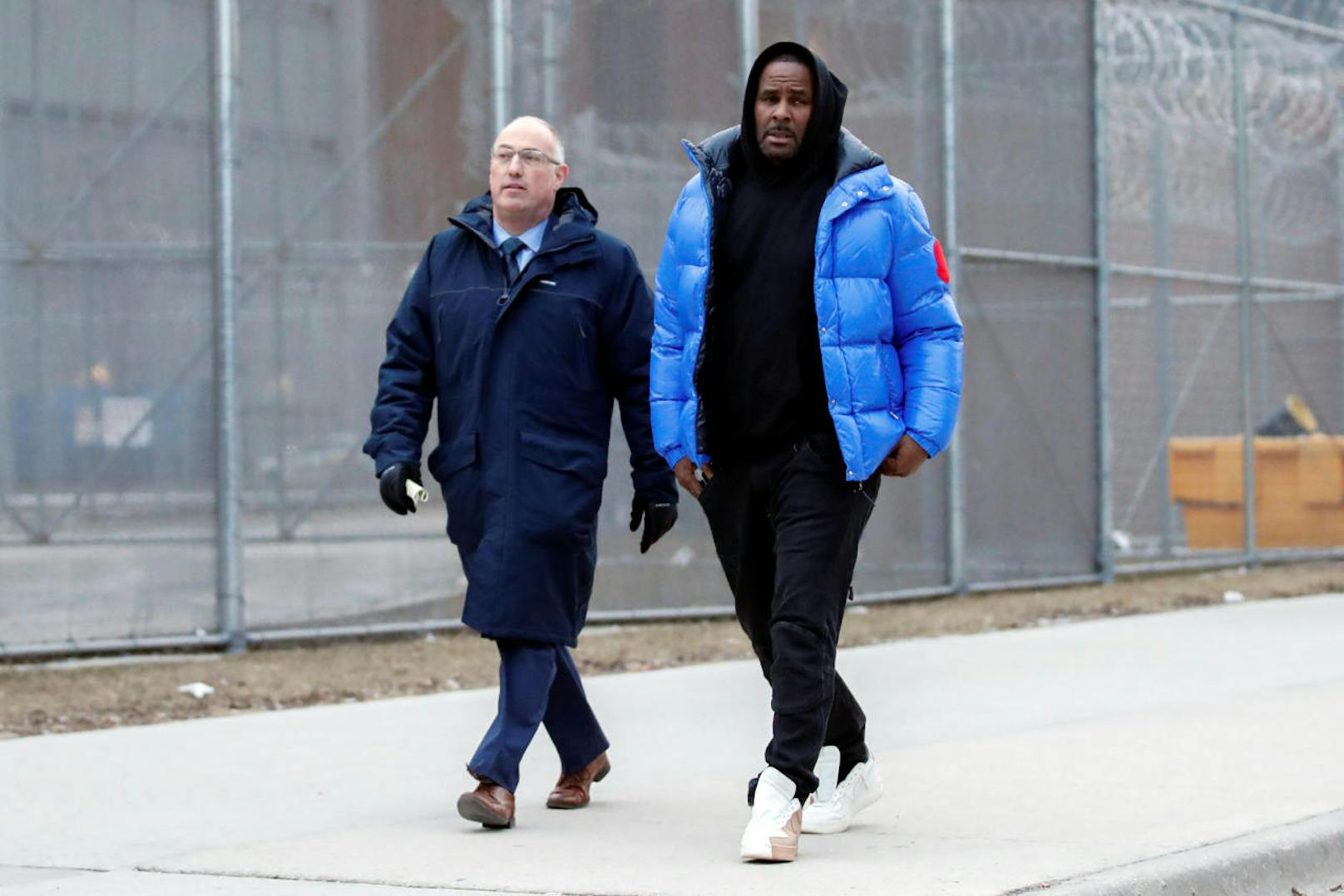 R. Kelly und sein Anwalt Steve Greenberg verlassen das Cook County Gefängnis in Chicago. (25.2.2019)