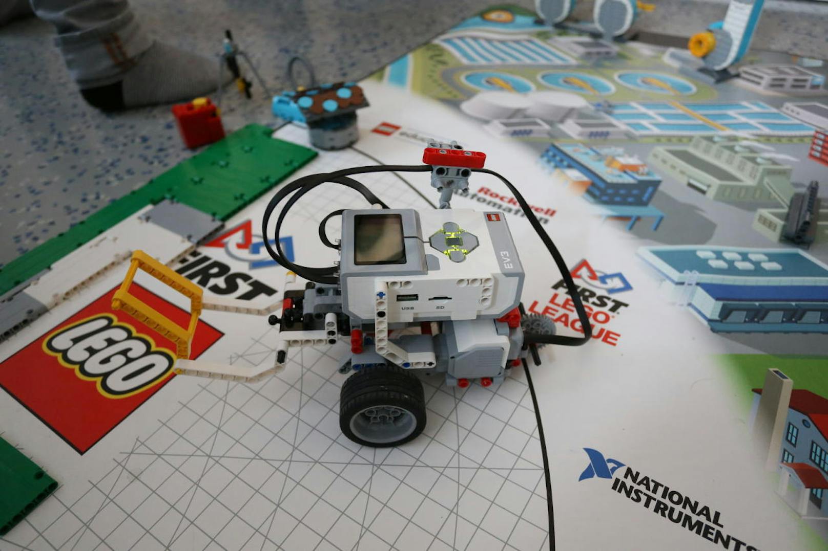 Team SAP Busters auf Erfolgsschiene: Zehn Schüler der 2a der NMSi Feuerbachstraße Wien programmieren einen Roboter für den Lego-League-Wettbewerb.