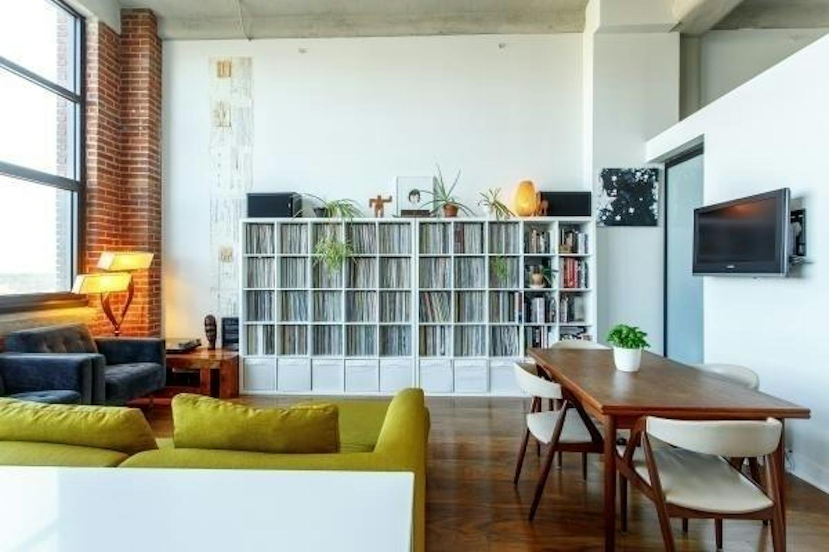 Ein Sofa kann auch mitten im Raum stehen oder mit etwas Abstand vor einem Bücherregal. So wirkt es sehr einladend und kommt auch besser zur Geltung, als wenn man es an die Wand rückt.