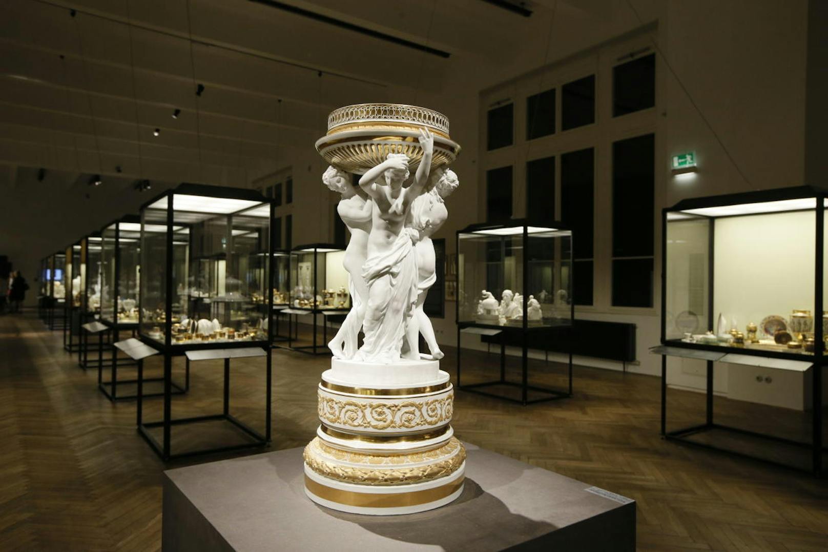 Rund 1.000 Exponate aus den Beständen des MAK sowie aus nationalen und internationalen Sammlungen sind ab Mittwoch bis 23. September im Wiener MAK zu sehen.