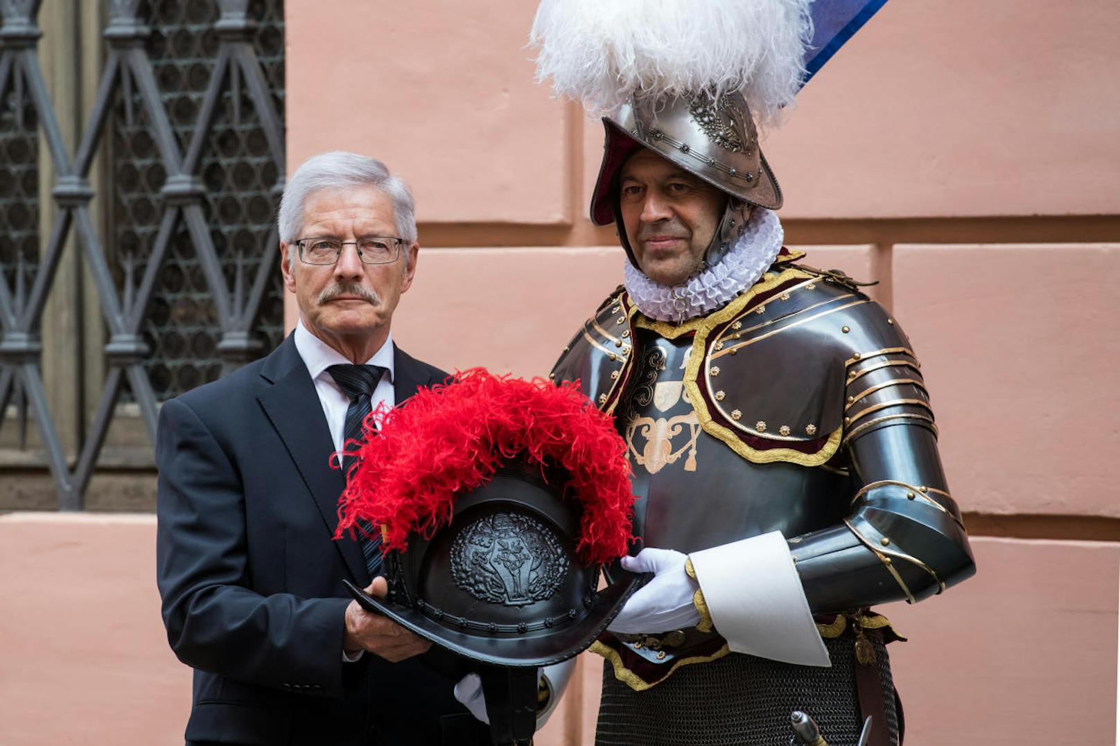 Christoph Graf, der Kommandant der Schweizergarde (r.), erhält einen neuen Helm vom Projektmanager Peter Portmann (l.).
