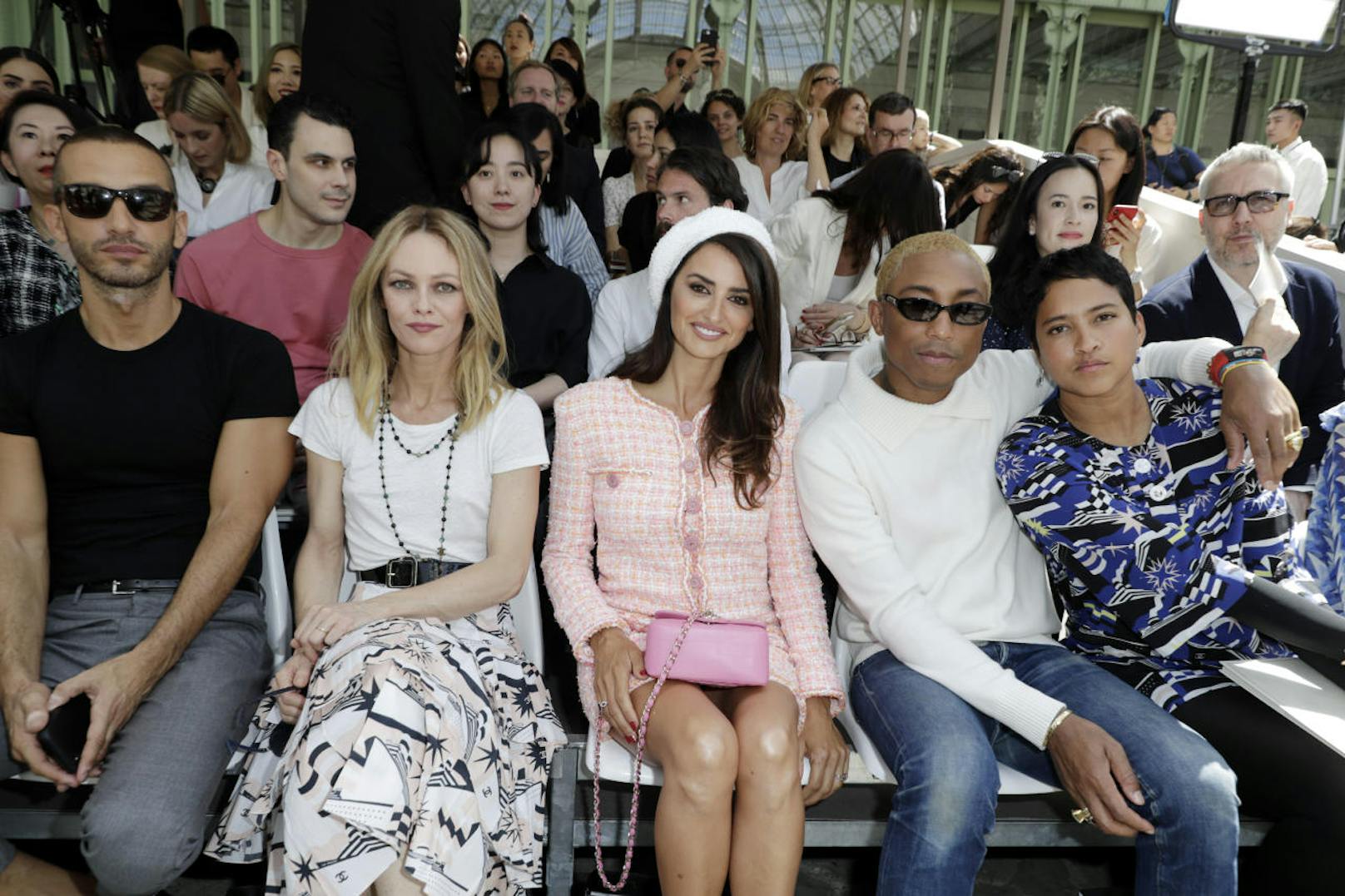 Front Row bei der Chanel Haute Couture Fall/Winter 2018-2019 Show bei der Fashion Week in Paris: 
v.l.n.r. Vanessa Paradis, Penelope Cruz, Pharrell Williams mit seiner Frau Helen Lasichanh 