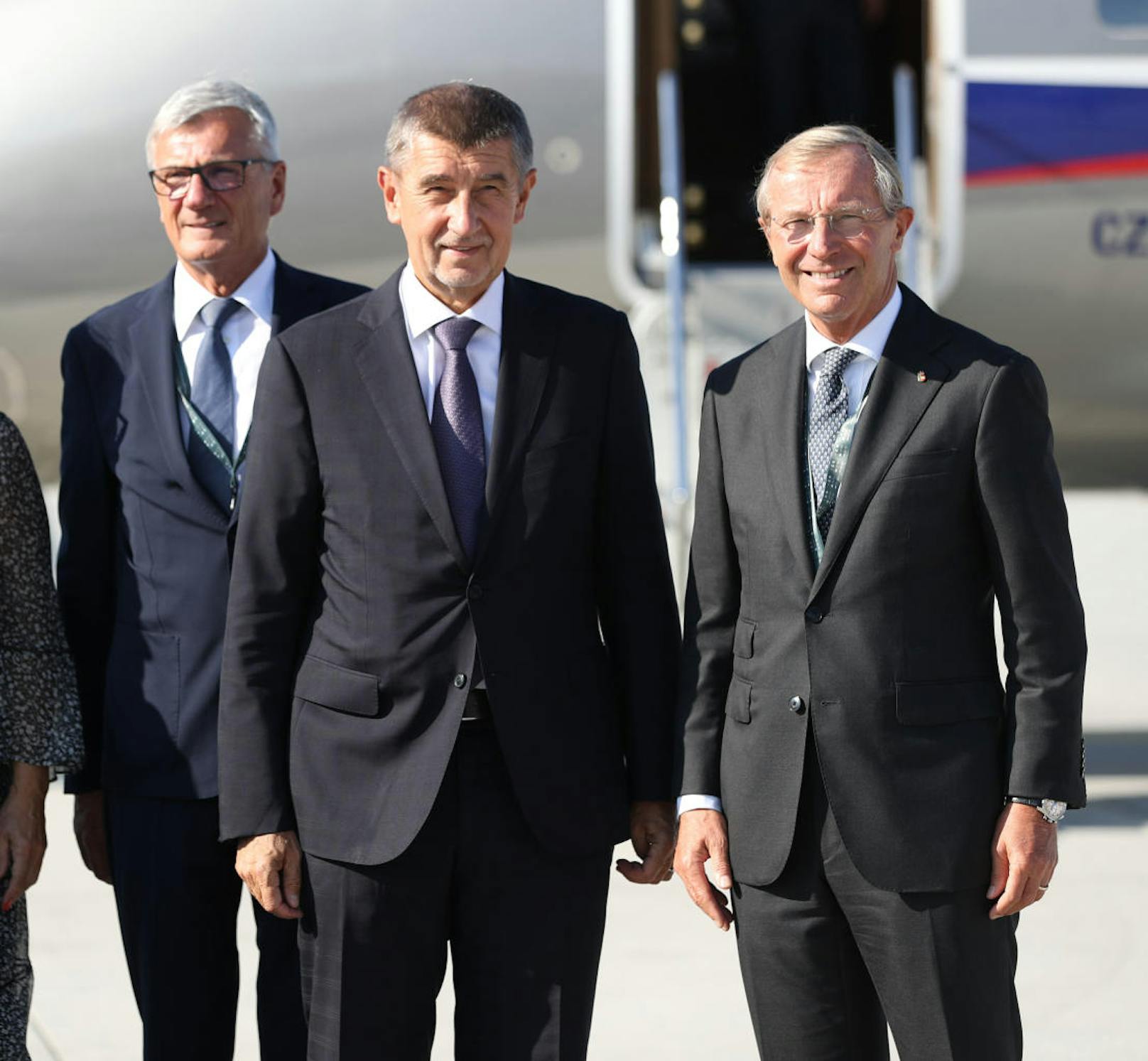 Der tschechische Premierminister Andrej Babis (l.) bei der Begrüßung durch Salzburgs Landeshauptmann Wilfried Haslauer (ÖVP)