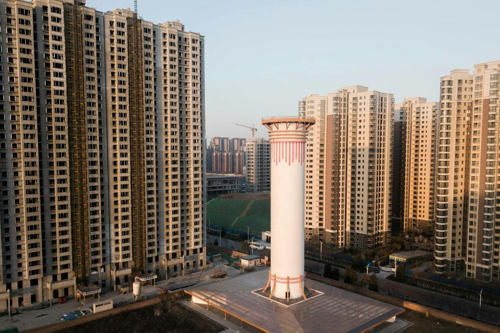 Als Maßnahme gegen die hohe Feinstaubbelastung setzt die chinesische Metropole Xi'an auf einen Luftreiniger der Größe XXL: Die Stadt stellte einen großen Schlot auf, der saubere Luft versprüht.