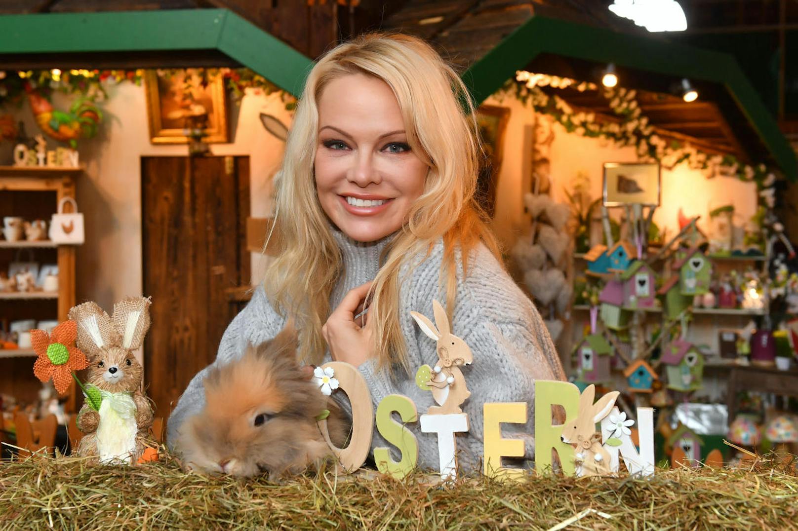 Pamela Anderson besuchte einmal mehr Gut Aiderbichl und wünscht Frohe Ostern!