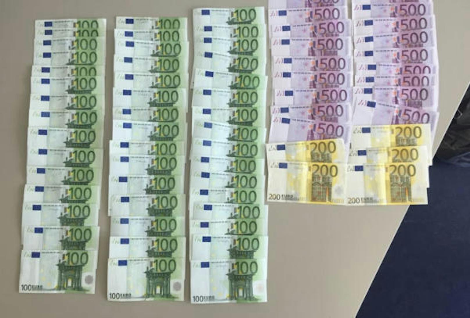 Der Passagier führte zudem Bargeld in Höhe von 14.600 Euro mit sich. Ware und Bargeld wurden beschlagnahmt.