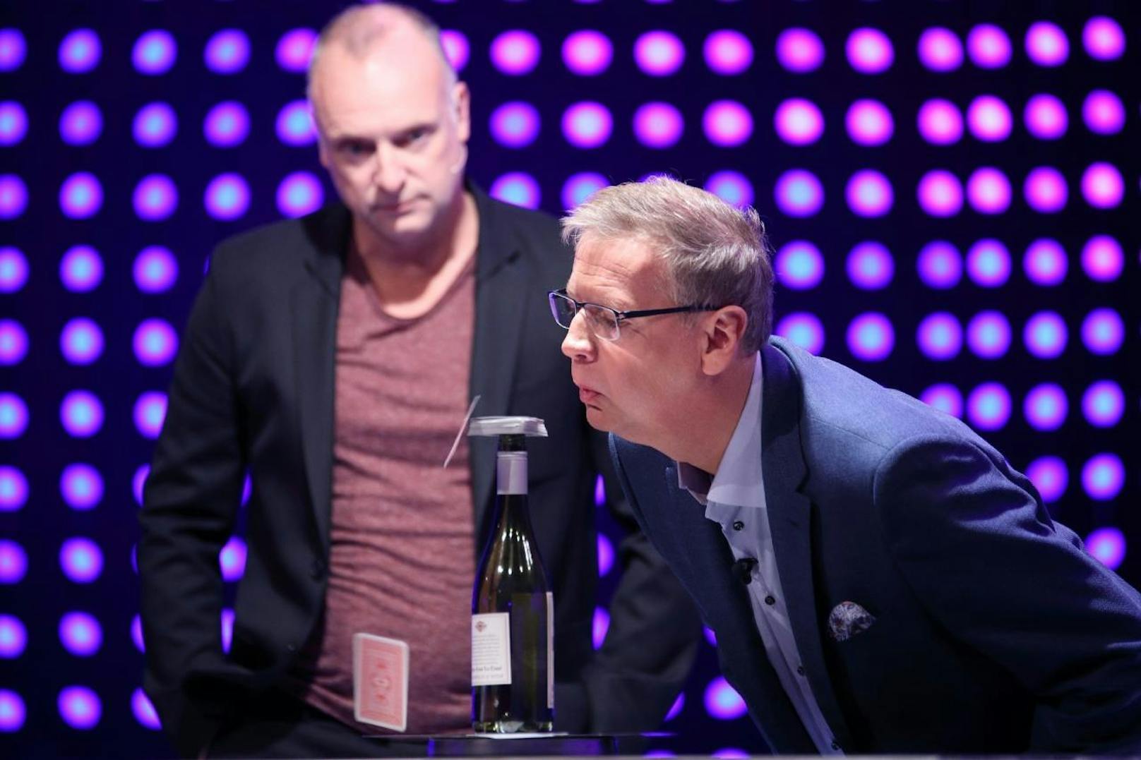 Moderator Frank Buschmann (l.) und Günther Jauch treten im Jokerspiel "Karten wegpusten" gegeneinander an.