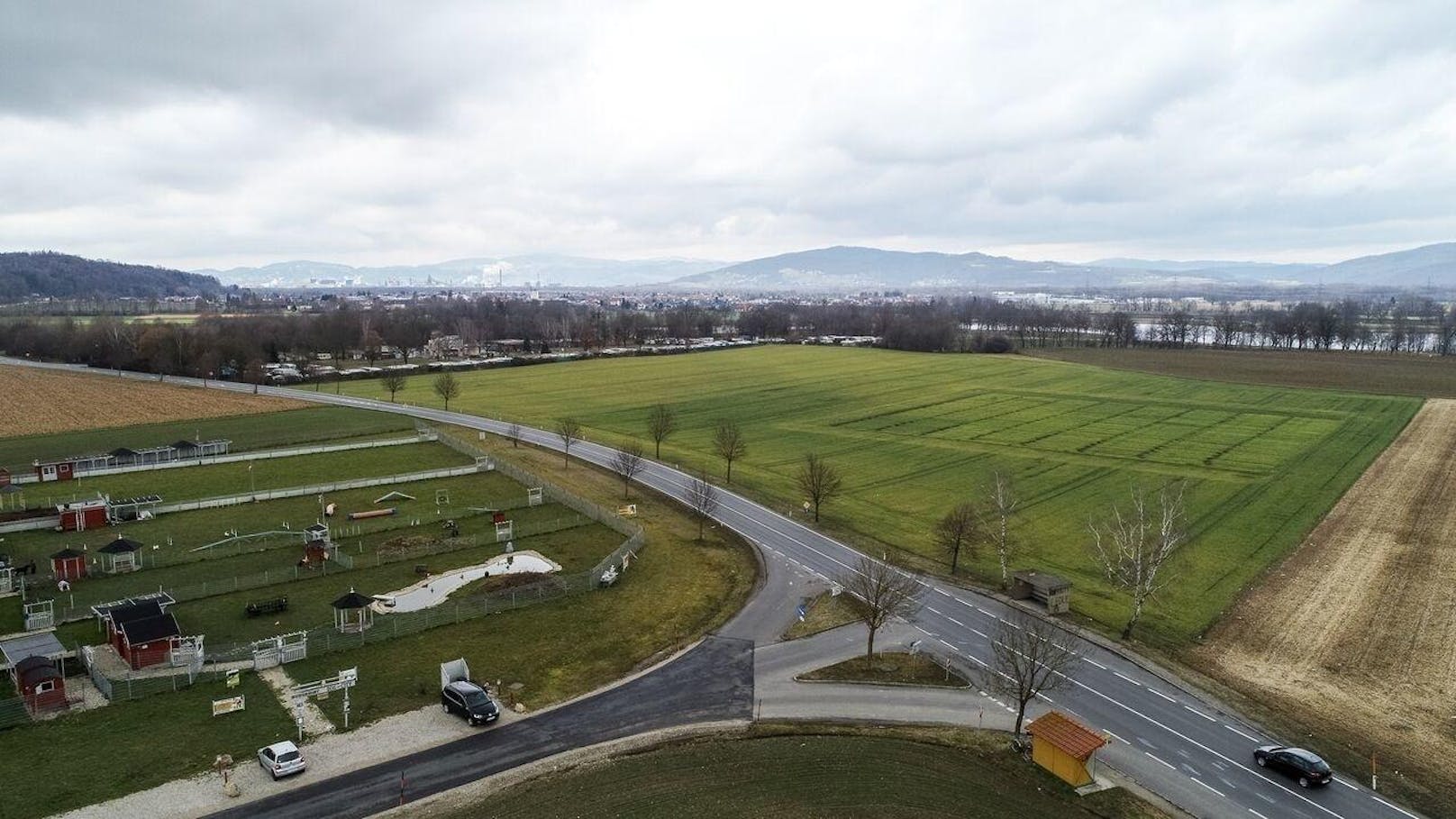 Das neue LASK-Stadion wird auf dieser Fläche neben dem Pichlingersee an der Linzer Stadtgrenze stehen.