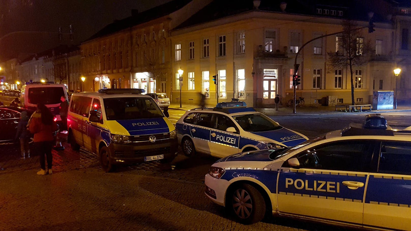 Die Brandenburger Polizei hat zudem angekündigt, die Polizeipräsenz rund um die Weihnachtsmärkte zu verstärken.