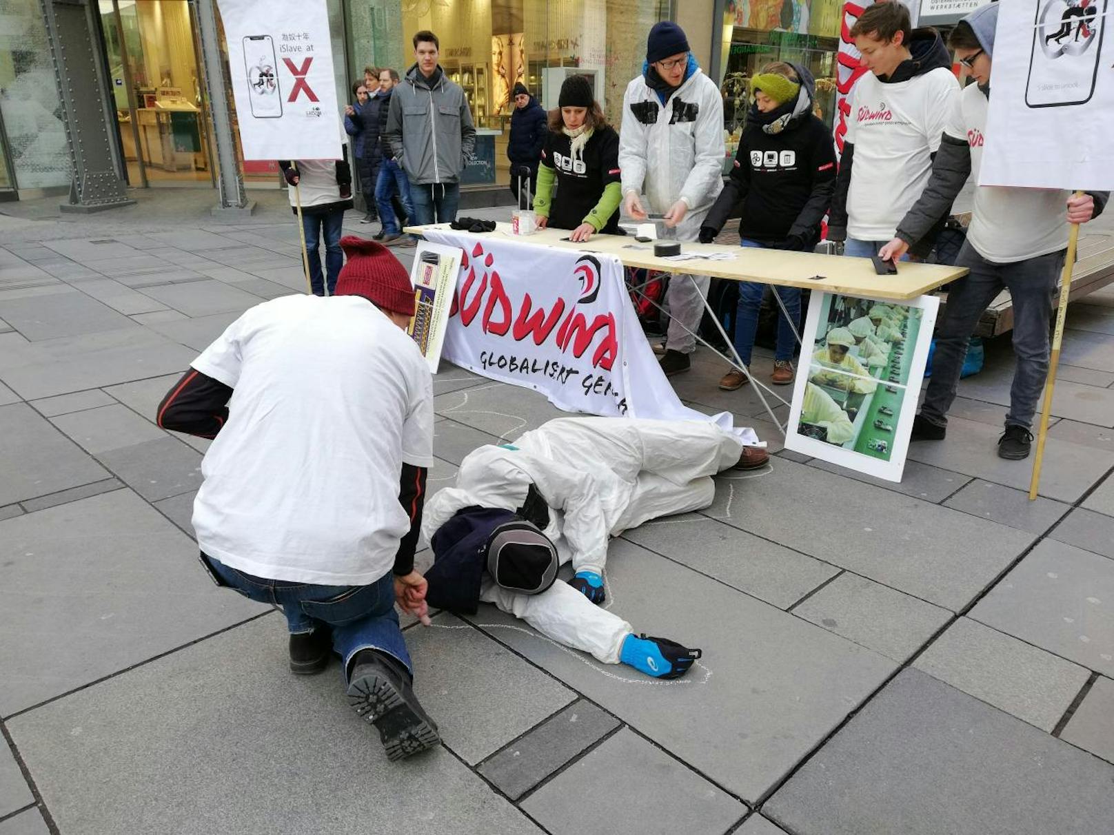Der Verein "Südwind" protestierte gegen Arbeitsbedingungen in Apple-Fabriken