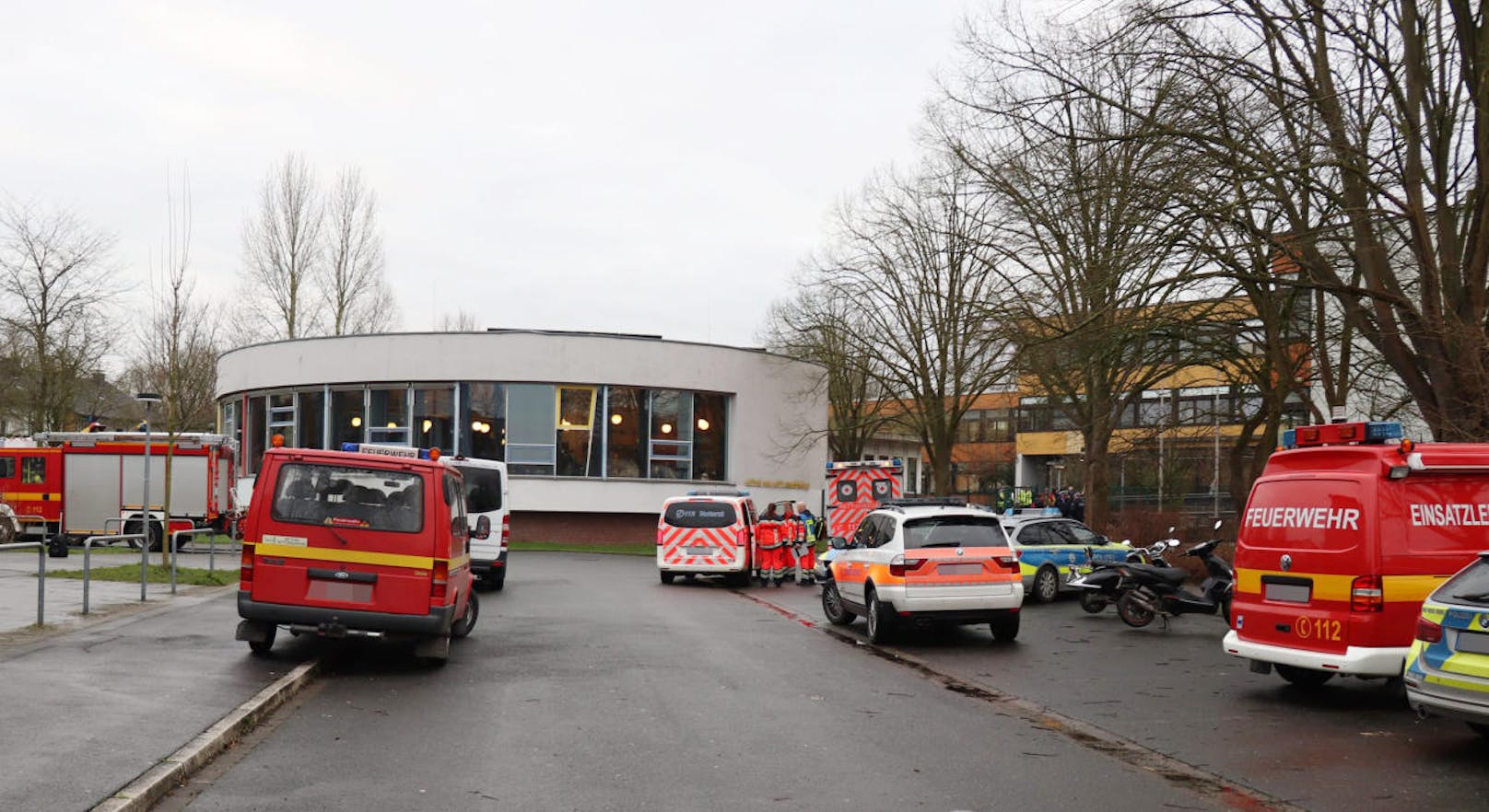 Der 15-jährige Tatverdächtige wurde festgenommen. Die Tat hat sich laut Polizei an der Käthe-Kollwitz-Gesamtschule kurz nach 8 Uhr am Dienstag abgespielt.