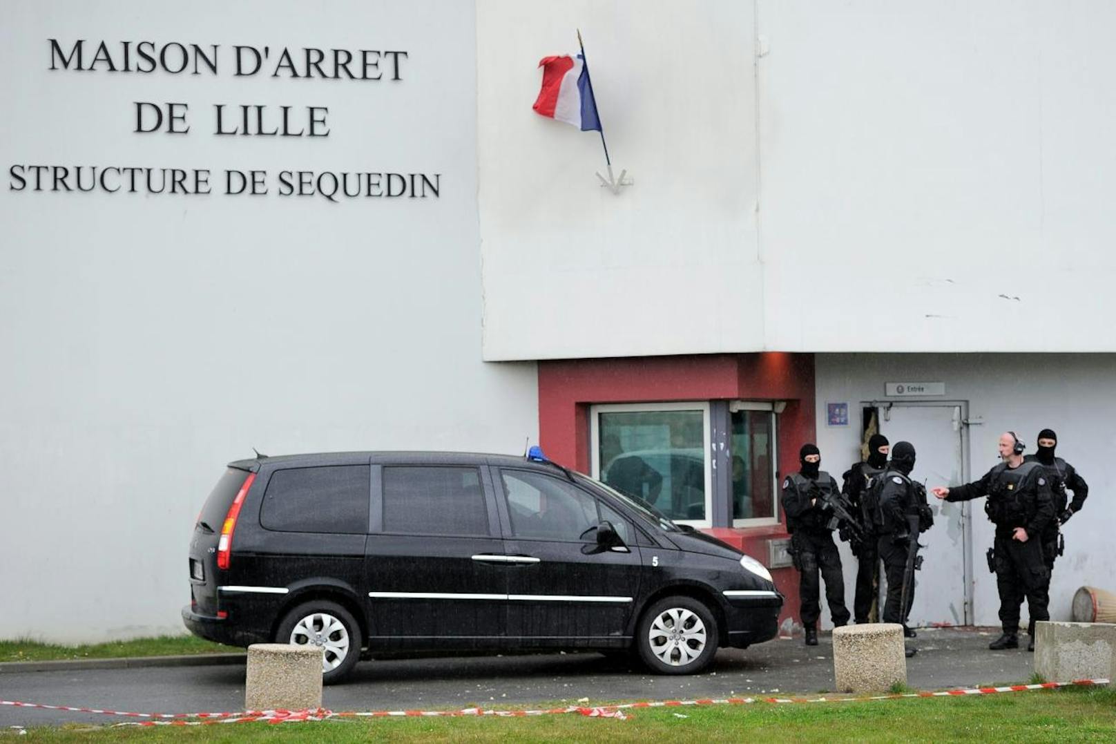 Bereits 2013 gelang dem im Frankreich bekannten Räuber die Flucht aus einem Gefängnis in Nordfrankreich.